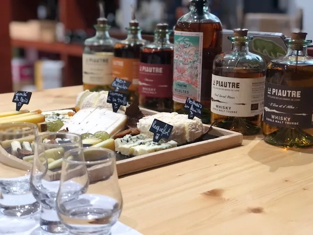 Atelier accords whisky et fromage : plateau de fromages et whiskies Le Piautre