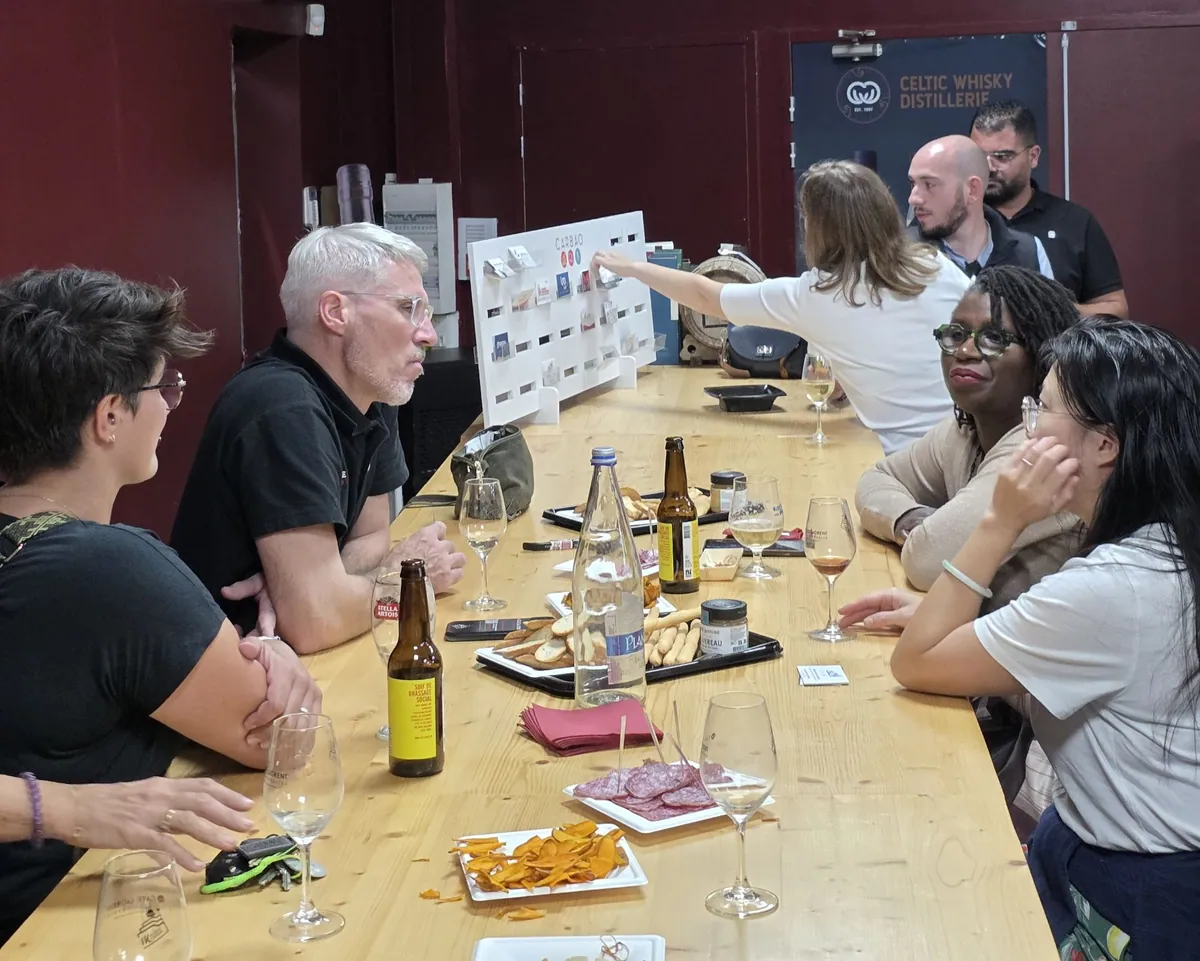 Un atelier de dégustation à La Cave Laurent