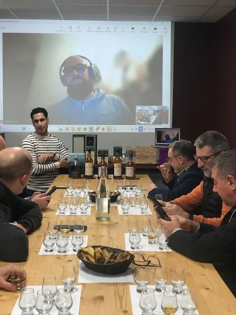 Atelier de dégustation : un intervenant sur place et un producteur en visioconférence sur grand écran