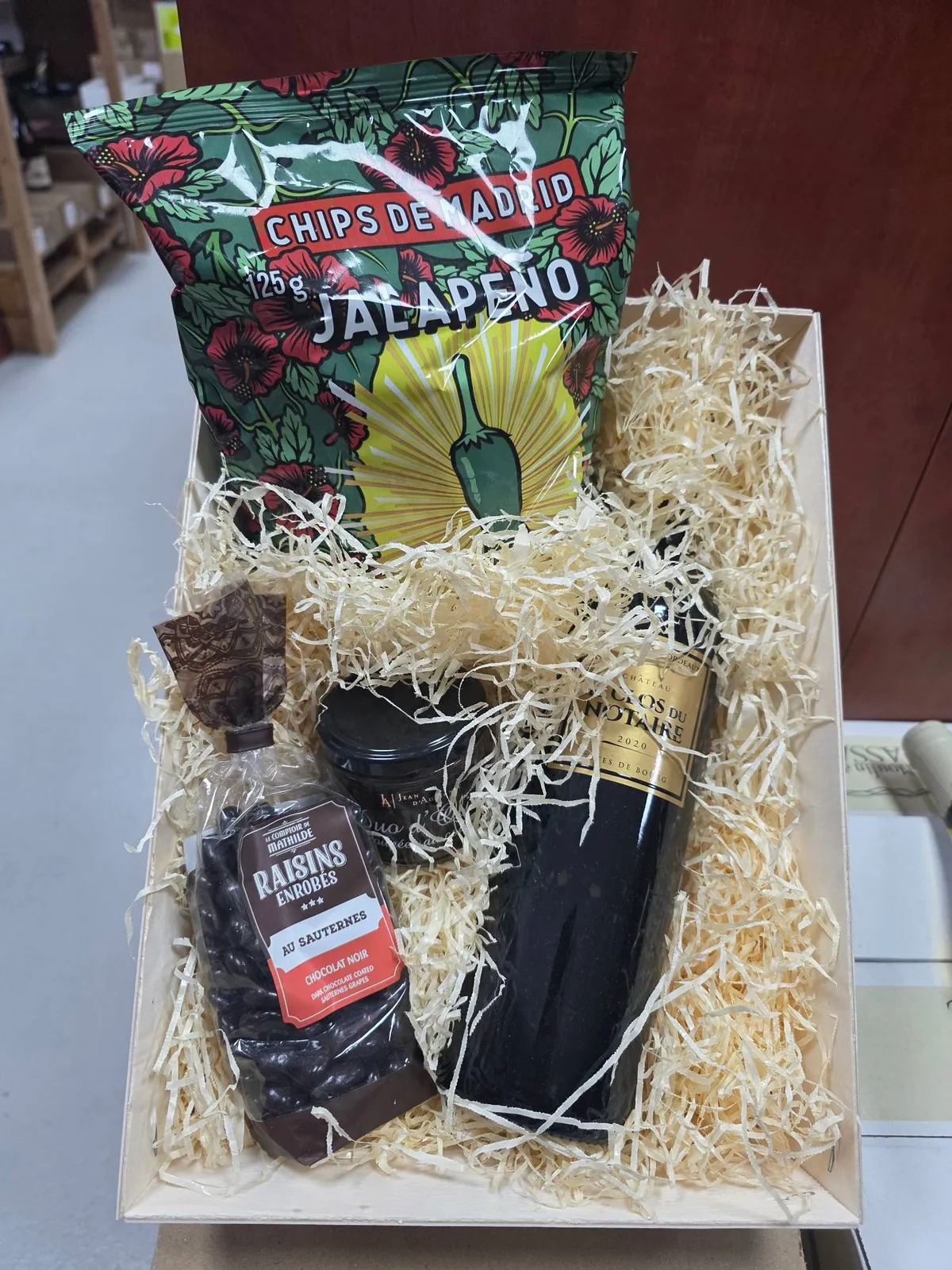 Coffret cadeau en bois garni de vin et de gourmandises