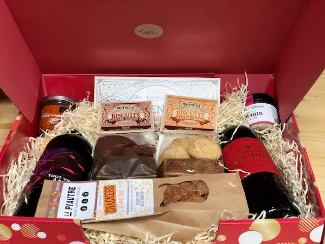Coffret cadeau garni de vins, biscuits et douceurs, pour cadeaux d'entreprise