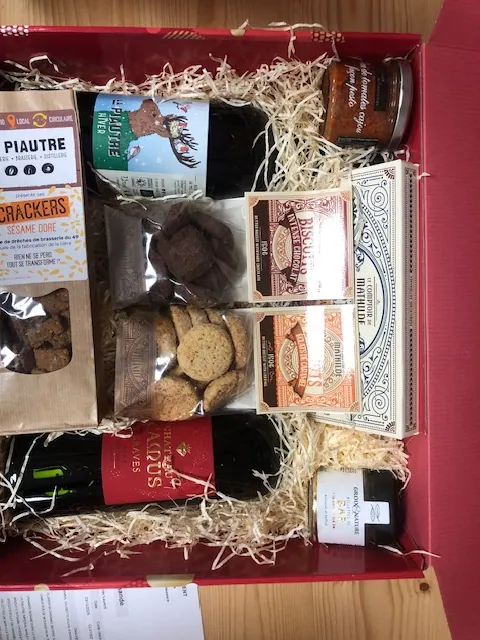 Coffret de fêtes garni de vins et de produits gourmands