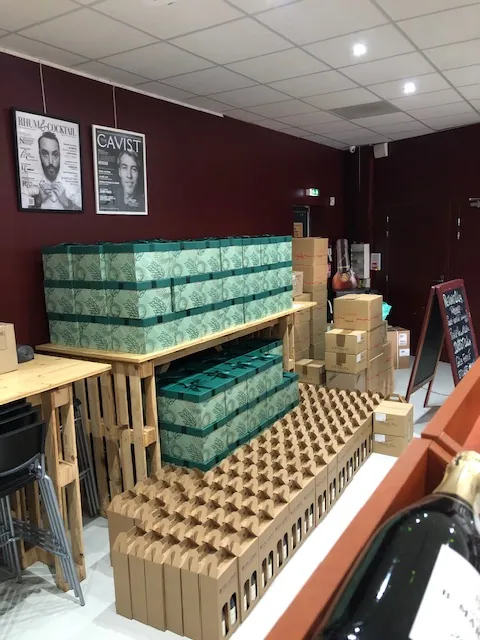 Coffrets cadeaux empilés prêts pour une commande groupée