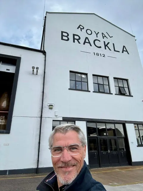 Laurent en visite à la distillerie Royal Brackla, en Écosse