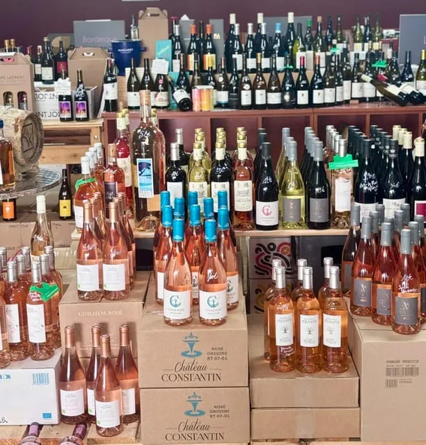 Étal de rosés et de vins blancs