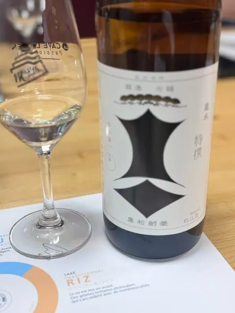 Dégustation de saké dans un verre La Cave Laurent